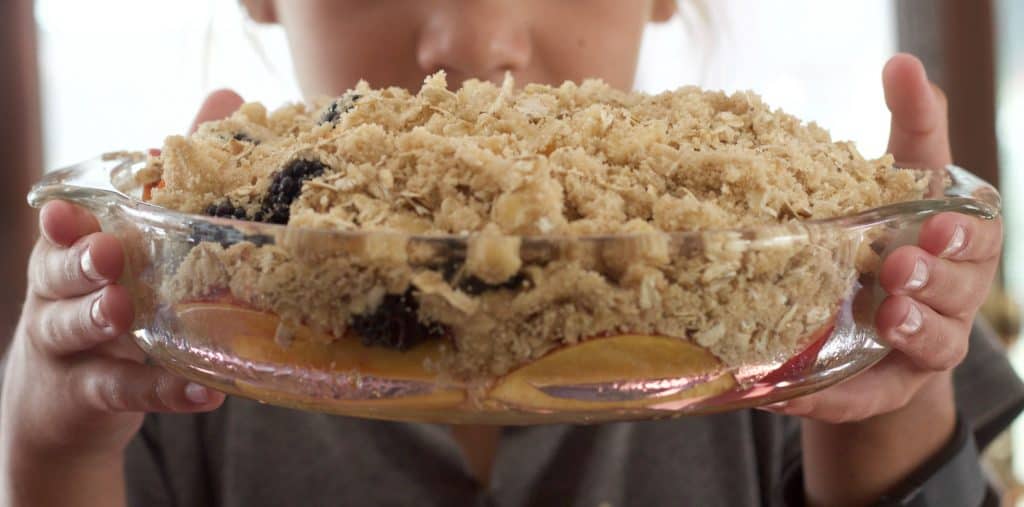 peach and blackberry crisp