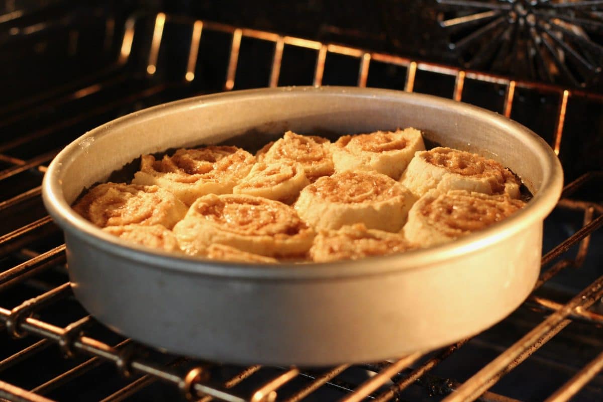 Easy Gluten-Free Cinnamon Rolls || Erin Brighton | breakfast | brunch | holiday baking | party food | copycat recipes