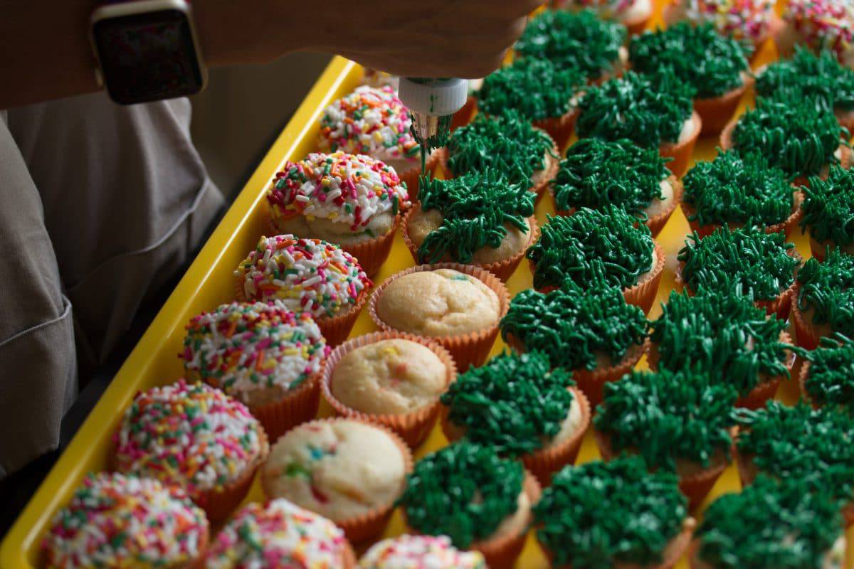 Football Field Mini Cupcakes || Erin Brighton | Super Bowl | Football Party | tailgating | cake decorating | gluten free | party food