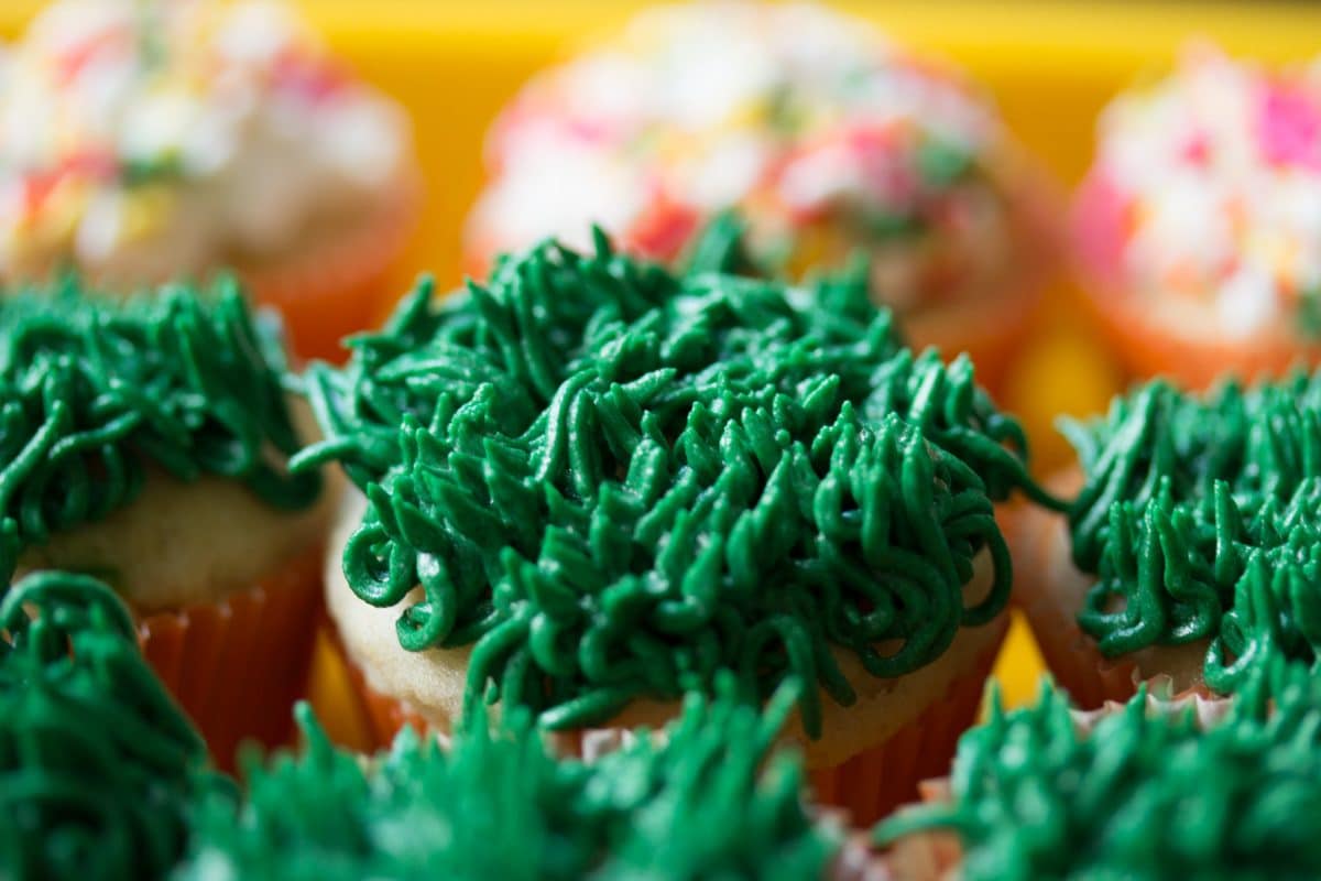 Football Field Mini Cupcakes || Erin Brighton | Super Bowl | Football Party | tailgating | cake decorating | gluten free | party food