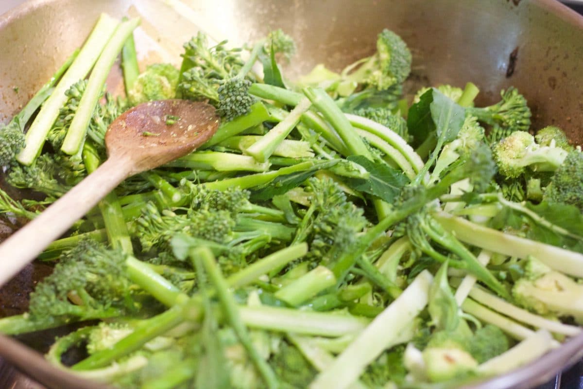 Garlicky Shrimp With Broccoli Rabe