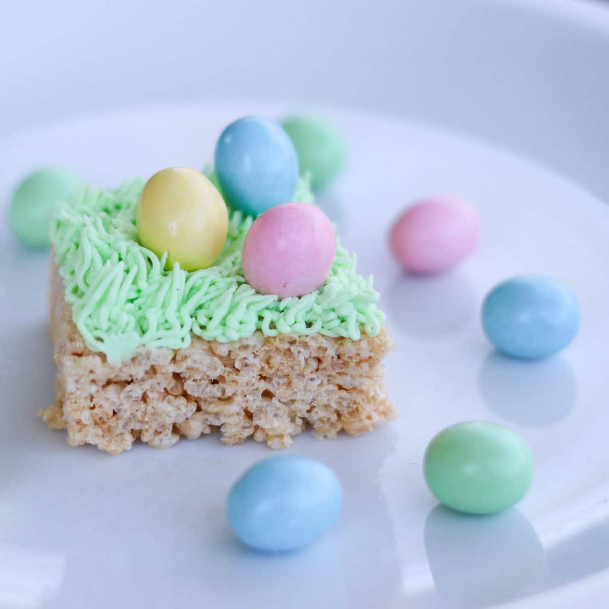 Easter Rice Krispy Treats With Chocolate Eggs || Erin Brighton | Easter treats | easy recipes | kid parties | gluten free desserts | Wilton decorating