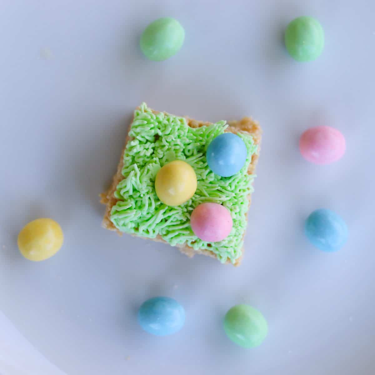 Easter Rice Krispy Treats With Chocolate Eggs || Erin Brighton | Easter treats | easy recipes | kid parties | gluten free desserts | Wilton decorating