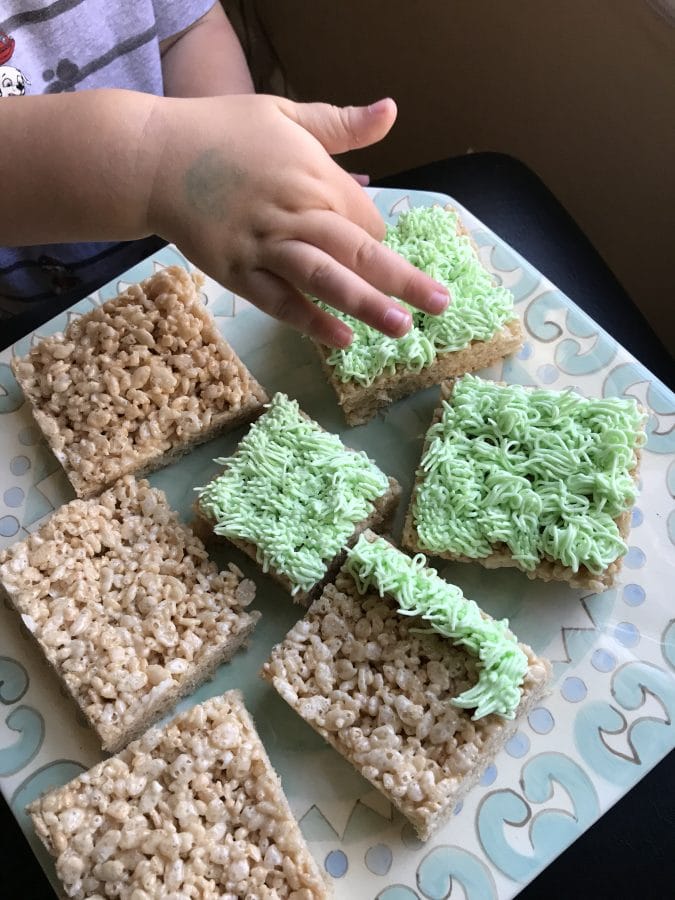 Easter Rice Krispy Treats With Chocolate Eggs || Erin Brighton | Easter treats | easy recipes | kid parties | gluten free desserts | Wilton decorating